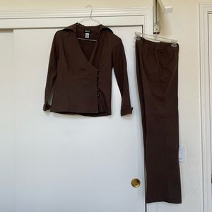Brown pantsuit with stretchy material size 6, excellent condition